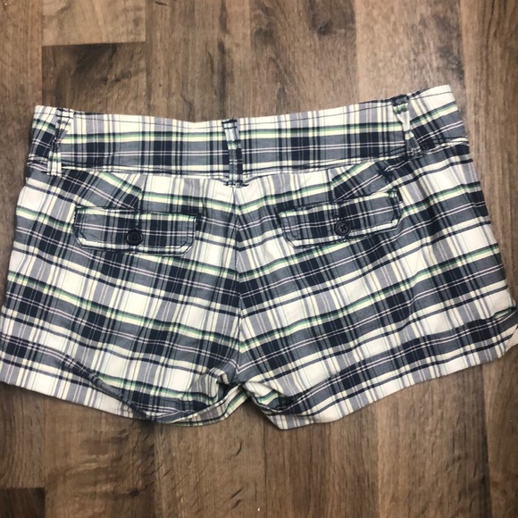 Abercrombie and Fitch plaid stretch shorts - Picture 2 of 4